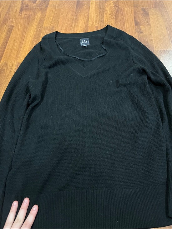 GAP Sweaters - GAP Women's Black V-Neck Lightweight Sweater